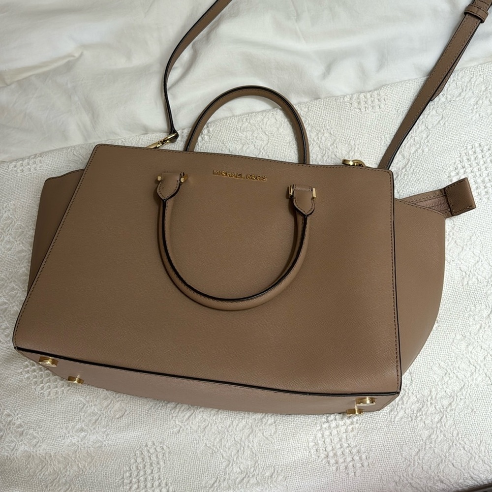 Barely used taupe/beige big Michael kors purse. - Picture 1 of 4